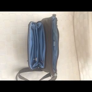 Baggalini Cross body dk beige, lt bl int.